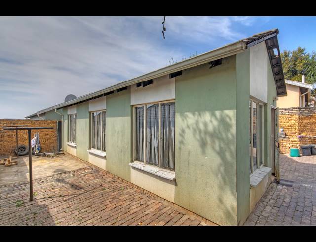 3 BEDROOM HOUSE FOR SALE IN COSMO CITY